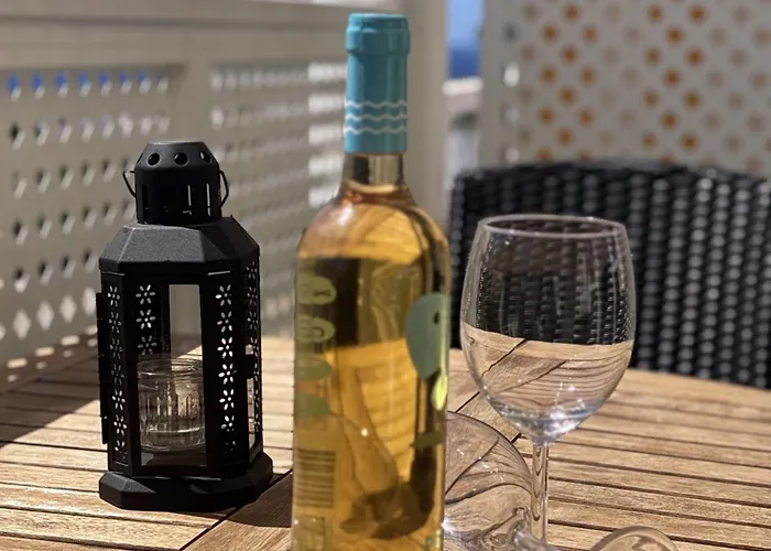 Sea & Pool Hideaway Apartment *